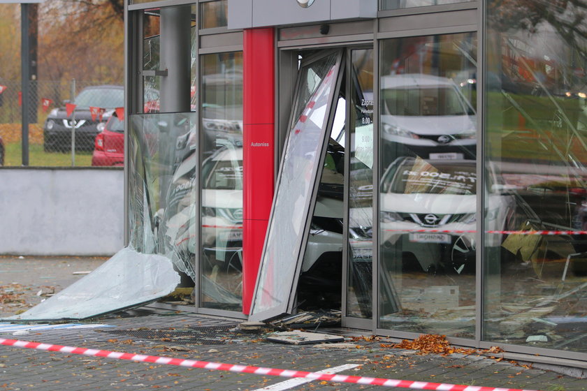 Zawalił się dach w salonie samochodowym w Lublinie
