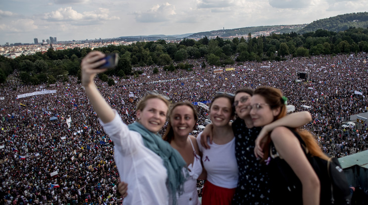 Az elmúlt 30 év legnagyobb tüntetését tartották a cseh fővárosban. Prága utcáin 250 ezer ember gyűlt össze, hogy kifejezze nemtetszését / Fotó: MTI - EPA