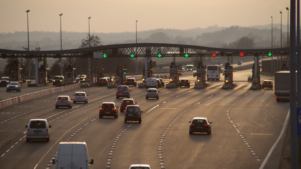 Mundurowi zapobiegli bijatyce kiboli na autostradzie A4 przy bramkach poboru opłat w podkrakowskich Balicach dowiedział się Onet. Część pseudokibiców zbiegła z miejsca zdarzenia. Policja ustala ich personalia.