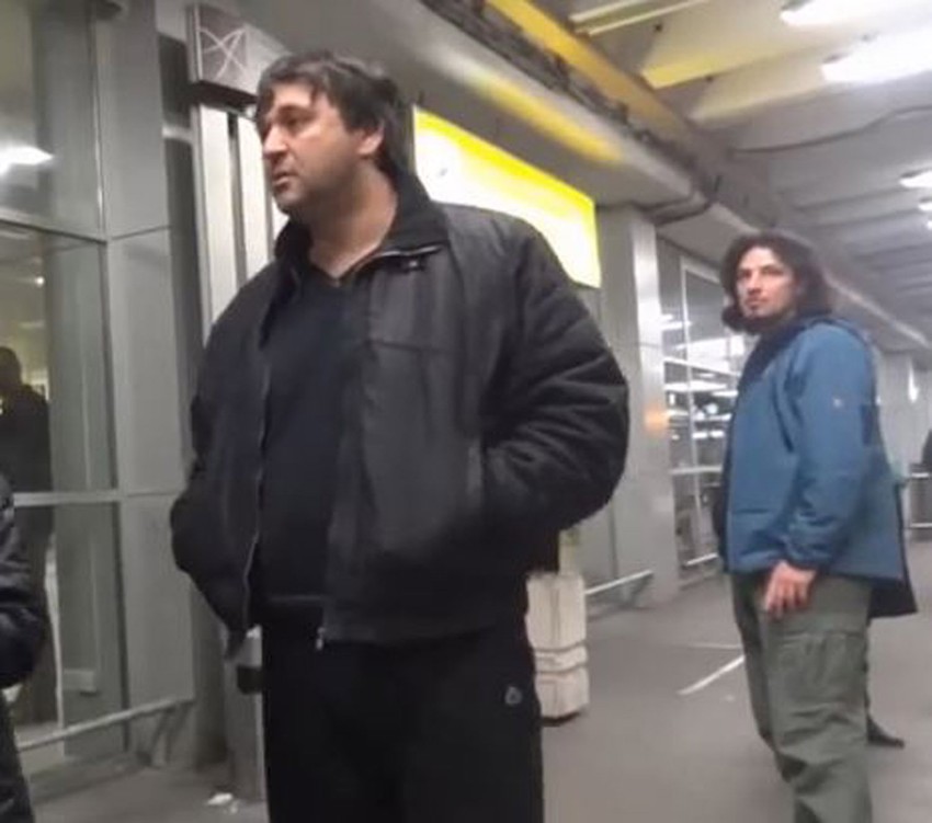 Popaj na svom radnom mestu, na dolaznom terminalu na aerodromu   Foto: Jutjub