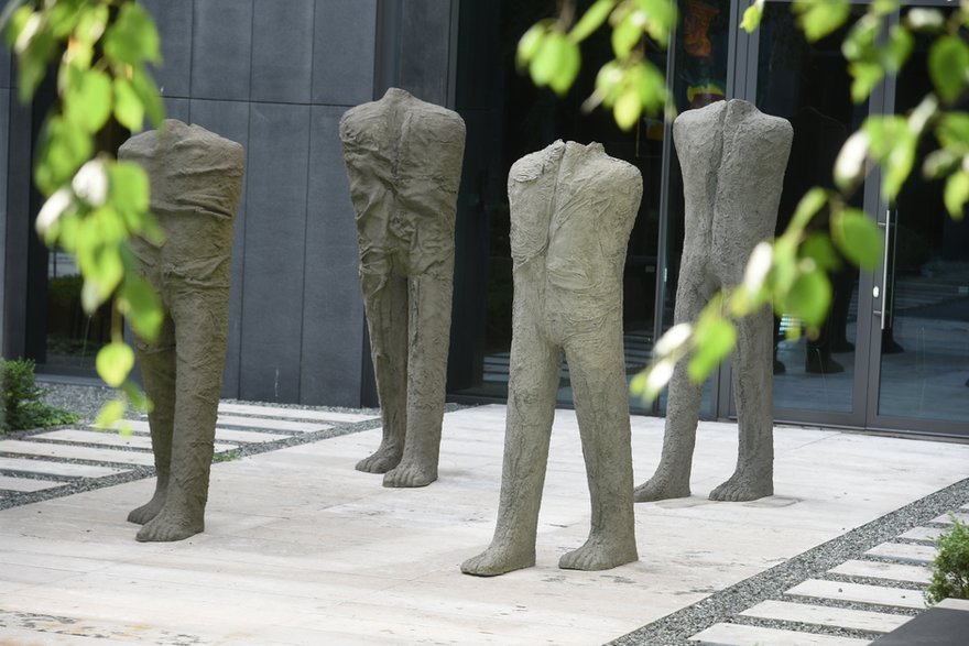 Magdalena Abakanowicz, "Figury kroczące" (2008)