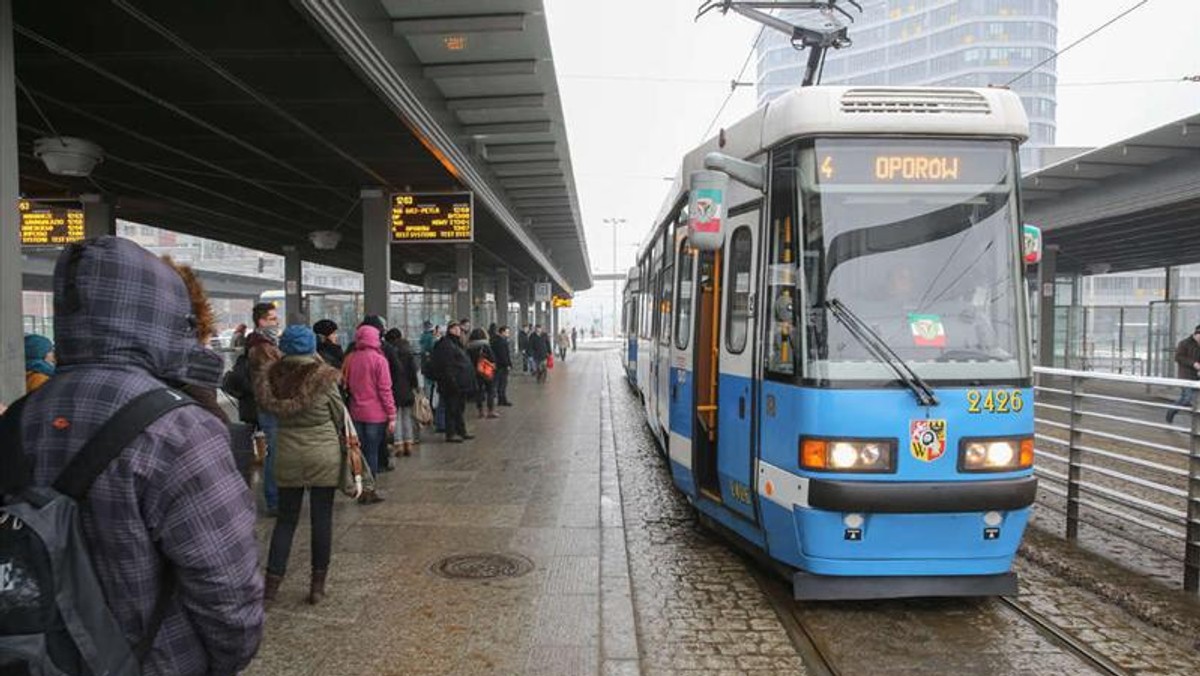 Na najnowocześniejszym węźle przesiadkowym we Wrocławiu, rondzie Reagana, wreszcie naprawiono zepsute tablice elektroniczne. Wprawdzie trwało to pół roku, bo nikt nie potrafił znaleźć pieniędzy na robociznę i nowe części, ale dobre i to. Nareszcie pasażer może sprawdzić za ile przyjedzie jego autobus albo tramwaj.