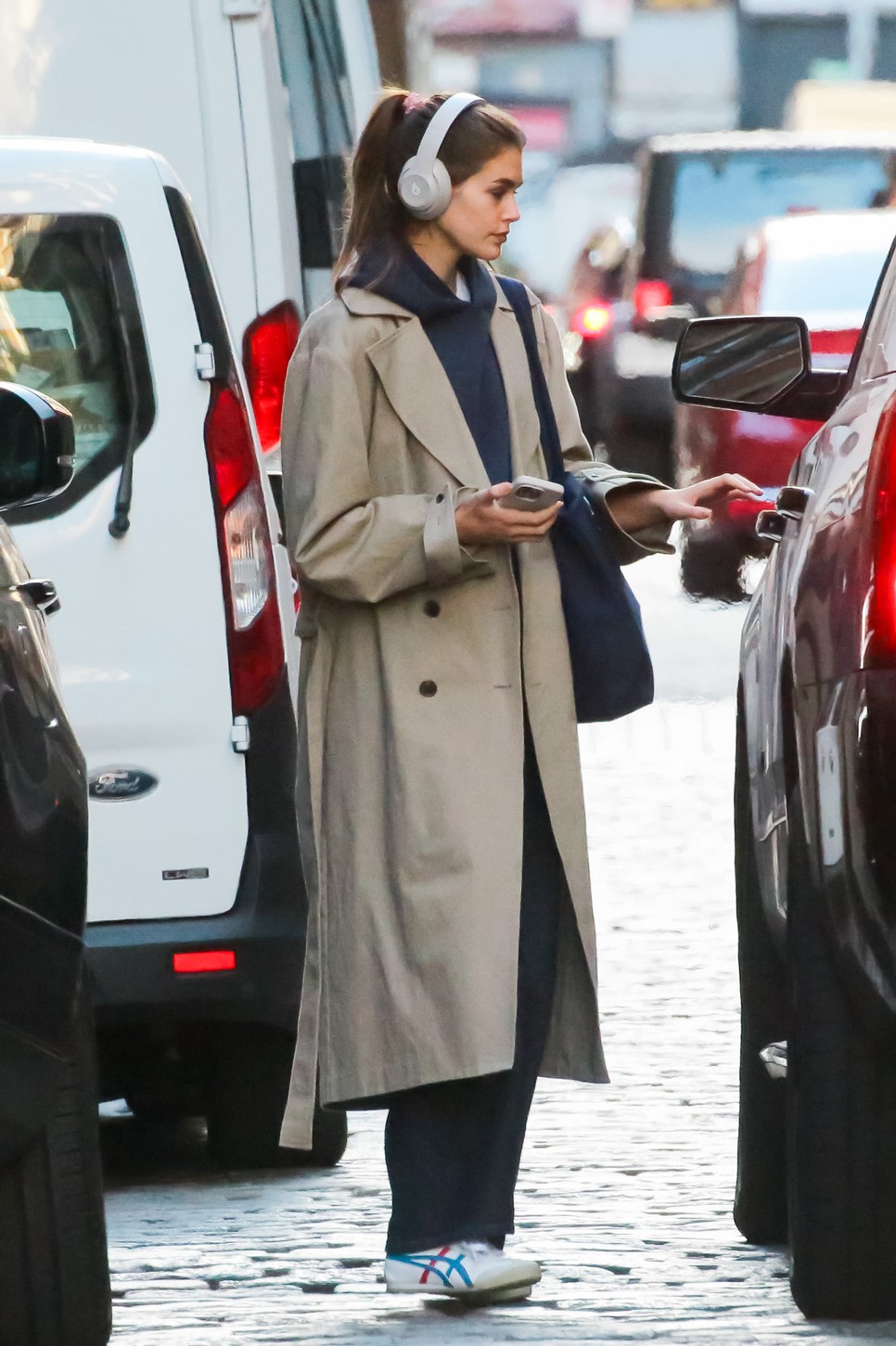 Kaia Gerber a csendes luxus stílust követi, a sportcipő trendekben is