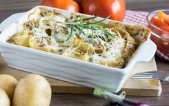 Zapiekanka z młodych ziemniaków. Tak przyrządza ją Henia Foks