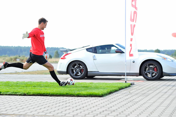 Jerzy Dudek mocniejszy niż 344 KM? Piłkarz kontra nissan 370Z nismo. WIDEO