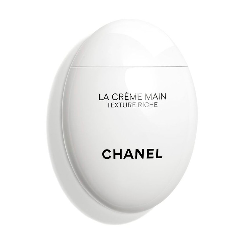 Ungewöhnliches Design: «La crème main texture riche» in handlicher Verpackung von Chanel für 66.95 Franken, manor.ch