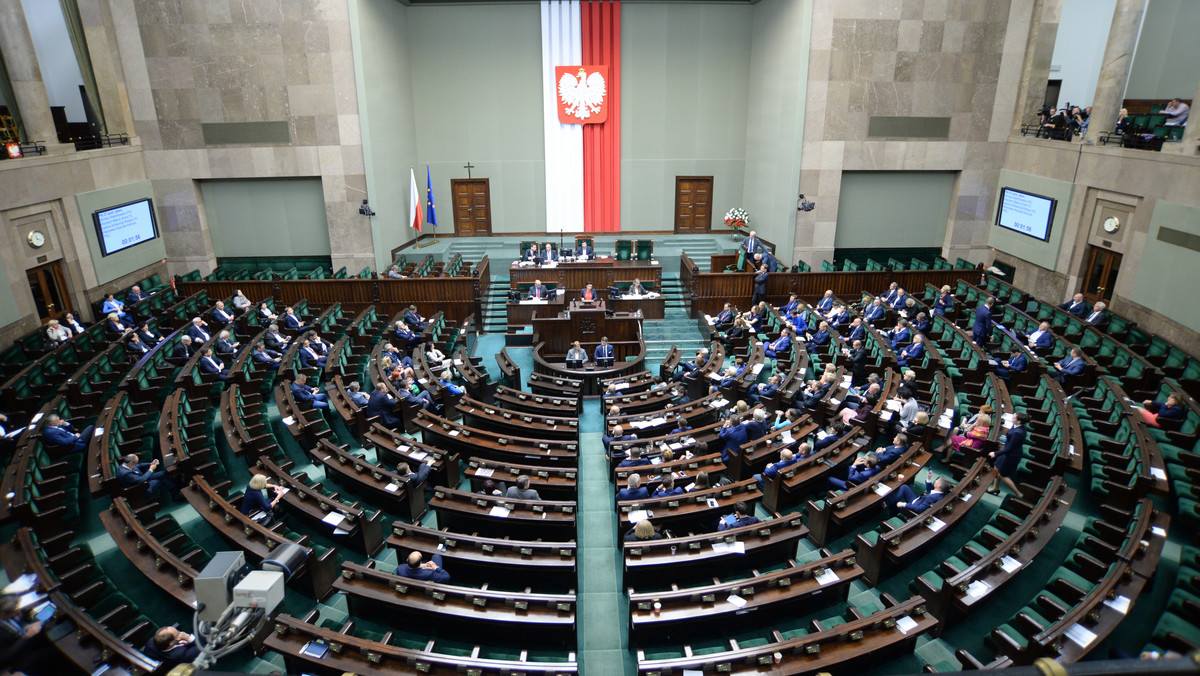 Pięciu posłów Nowoczesnej wycofało swoje podpisy pod projektem ws. komisji śledczej ds. reprywatyzacji. Brak odpowiedniej liczby podpisów oznacza, że projekt nie będzie procedowany w Sejmie. - To dziecinada - komentuje wicemarszałek Sejmu Stanisław Tyszka (Kukiz'15).