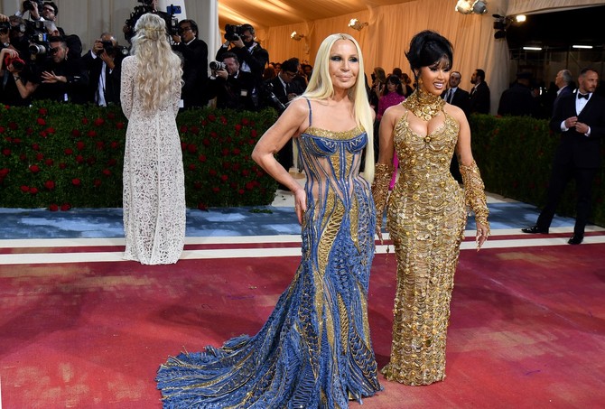 Met Gala 2022: Kardi Bi u haljini "Versače" sa kreativnom direktorkom ovog brenda Donatelom Versače