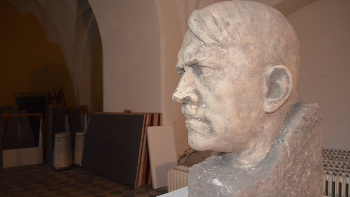 Niezwykłe znalezisko w ogrodzie Muzeum Narodowego. Podczas prac budowlanych, operator koparki natrafił na… głowę Hitlera. Rzeźba przedstawiająca wodza III Rzeszy pochodzi z 1942 roku i wykonana została przez ulubionego artystę Fuhrera, Josefa Thoraka.