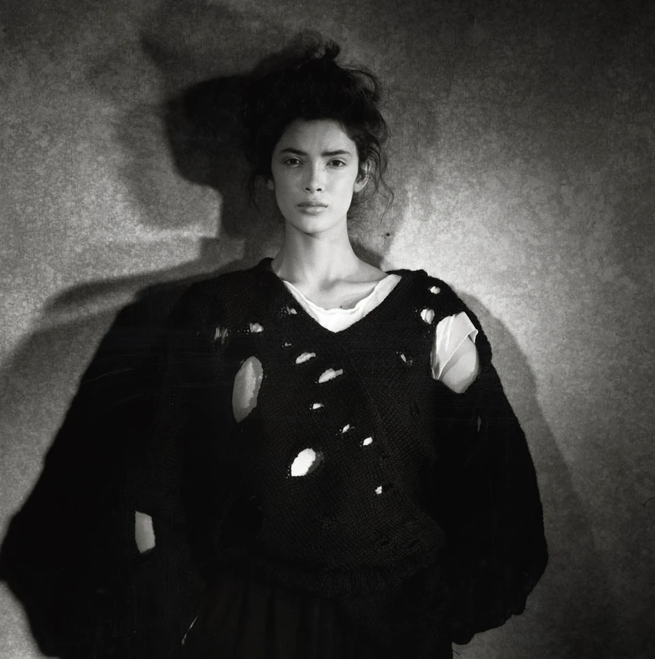 Rei Kavakubo za "Commes des Garçons", 1982. Photograph by Peter Lindbergh Courtesy of The Metropolitan Museum of Art