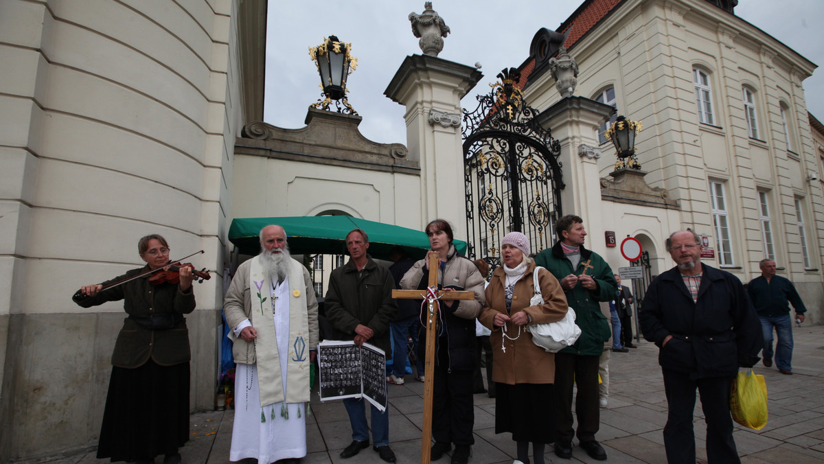 "Obrońcy krzyża" zamierzają postawić przed Pałacem Prezydenckim nowy krzyż. Na dziś na godz. 21 planują demonstrację. Policja zrezygnowała więc na razie z usunięcia barierek na Krakowskim Przedmieściu.