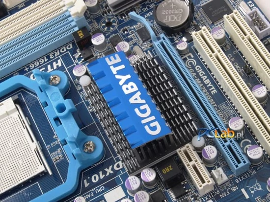 Znany z innych modeli Gigabyte'a radiator dba o niską temperaturę układu AMD 785G