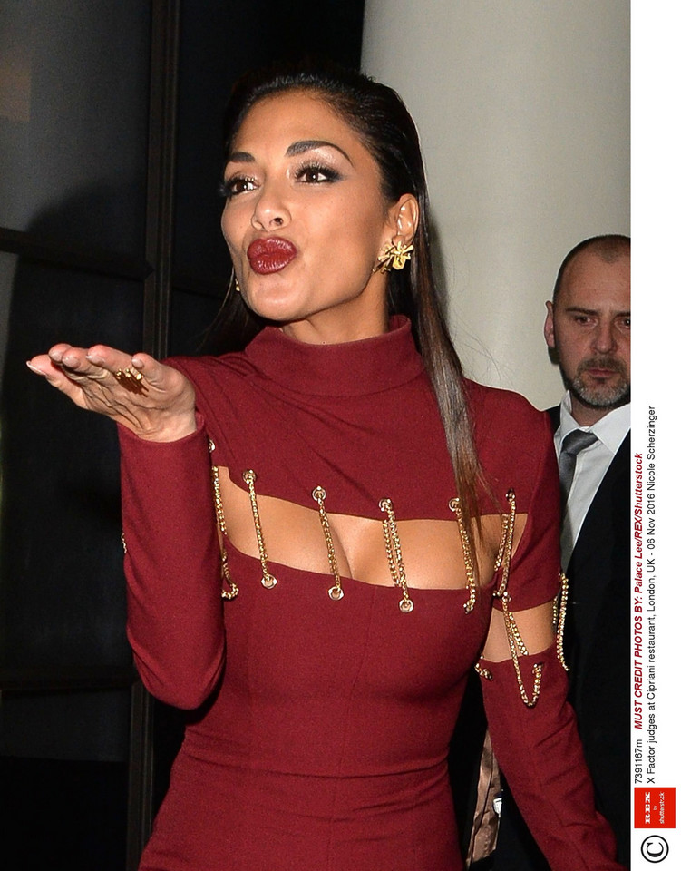 Nicole Scherzinger eksponuje ponętny biust. Wow!