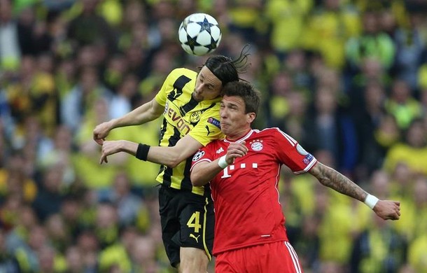 bayern borussia mandzukic subotic przejmują piłkę FRISO GENTSCH