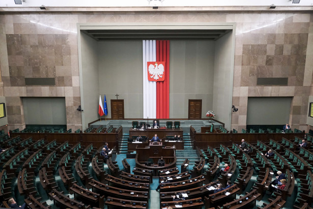 Posłowie na sali obrad Sejmu w Warszawie