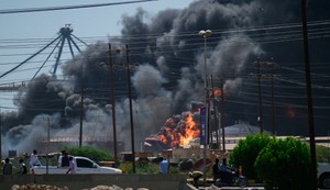 Ilustracija: Dim kulja nakon napada dronova paravojnih Snaga za brzu podršku (RSF) na severnu luku u gradu Port Sudan na Crvenom moru, Sudan, 6. maj 2025.