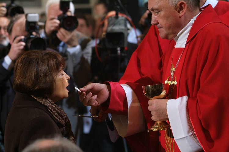 Jadwiga Kaczyńska przyjmuje komunię świętą z rąk metropolity warszawskiego arcybiskupa Kazimierza Nycza
