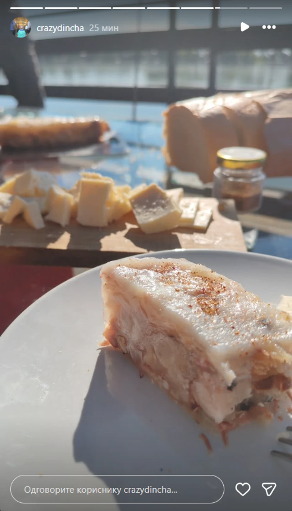 Dinča pokazao kako se hrani 