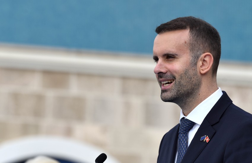 Milojko Spajić sa istim amblemom kakav nosi Marta Kos