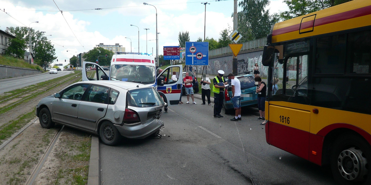 Wypadek na ulicy Legionów w Łodzi. Zderzenie trzech aut. Są ranni