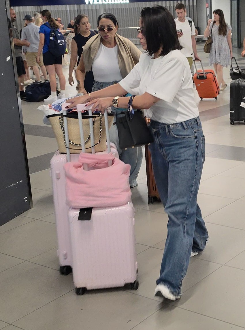 Đanijeva Slađa sa ćerkom na aerodromu