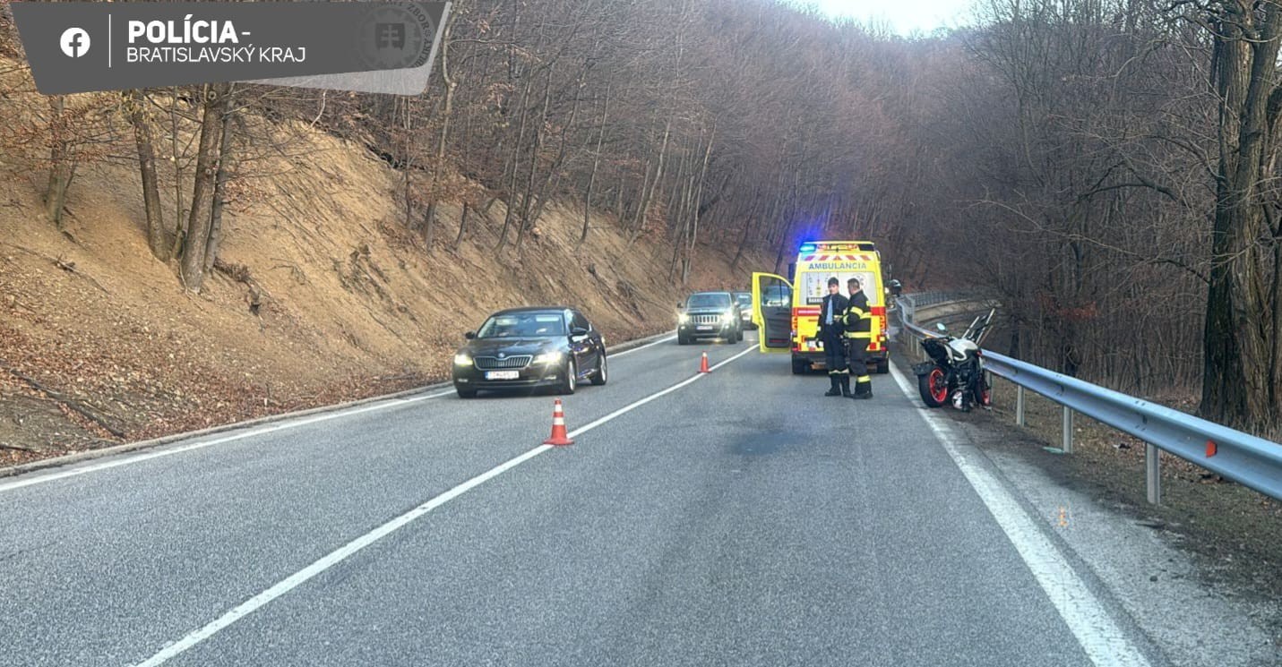 Motorkár narazil pri Pezinskej babe do zvodidiel.