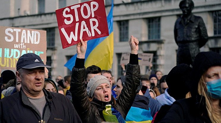 Tüntetők tiltakoznak az Ukrajnát ért orosz támadás ellen a londoni Downing Streeten 2022. február 24-én. Vlagyimir Putyin orosz elnök február 24-én hajnalban katonai művelet végrehajtását rendelte el a Donyec-medencében, leszögezve, hogy Oroszország tervei között nem szerepel Ukrajna megszállása, ugyanakkor törekedni fog az ország demilitarizálására. Az orosz erők mindazonáltal Ukrajna más térségeiben is támadtak katonai célpontokat, és támadást indítottak az oroszbarát szakadárok is az általuk ellenőrzött kelet-ukrajnai területeken. Az ukrán vezetés hadiállapotot vezetett be. A nyugati világ elítélte az orosz hadműveletet, és súlyos szankciókat helyezett kilátásba Moszkva ellen/ Fotó: MTI/AP/Alberto Pezzali