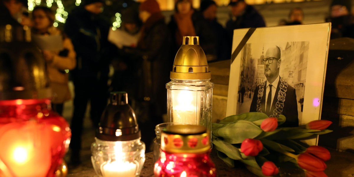 Chojnice. Symboliczne znicze w gecie solidarnoci z Gdaskiem