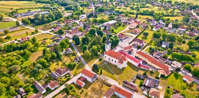 Sprzedają domy i ziemię pod budowę za 60 gr. Są cztery haczyki