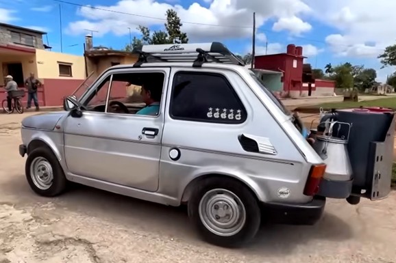 Svet ostaje bez goriva, a on vozi na ćumur: Prepravio "peglicu" da ne troši benzin, u gepeku loži vatru i vozi 70 na sat