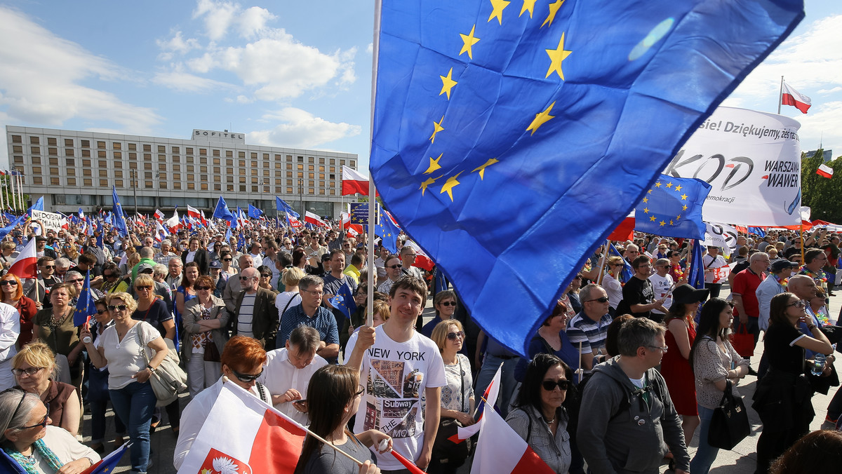 Dzisiejsza niemiecka prasa uważa, że sobotni marsz opozycji i KOD w Warszawie nie był buntem przeciwko polskiemu rządowi, lecz wyrazem podziału w społeczeństwie spowodowanego polityką rządu. Dziennikarze piszą też o "zdumiewającym osiągnięciu Jarosława Kaczyńskiego", który doprowadził do tego, że tak wielu ludzi wyszło na ulice.