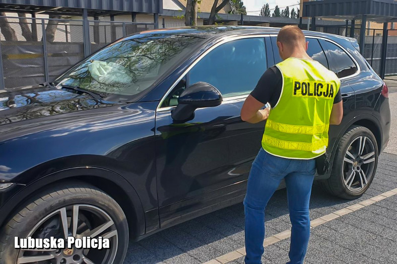 Policjanci ze Wschowy zatrzymali po pościgu 21-latka podejrzewanego o kradzież Porsche Cayenne