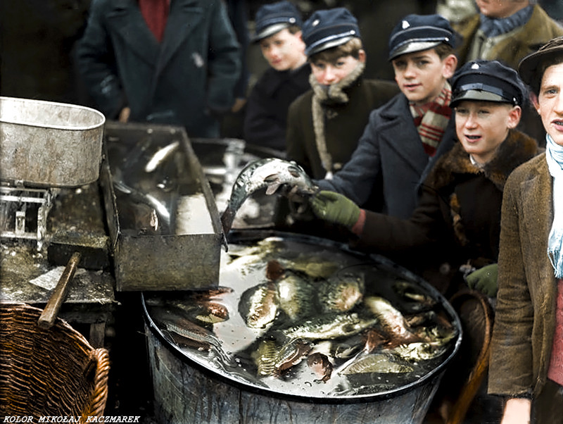 Boże Narodzenie w II RP. Kraków 1934. Chłopcy przy stoisku z rybami. fot. Narodowe Archiwum Cyfrowe