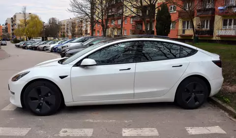 Pan Jakub wjechał Teslą do strefy czystego transportu w Niemczech, dostał mandat jak za dymiącego diesla