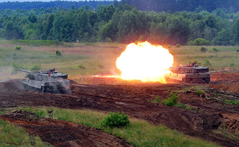 Duńskie czołgi Leopard 2A5, podczas ćwiczeń SABER STRIKE-15  na Poligonie Drawskim <br><br>fot. (mb/mr) PAP/Marcin Bielecki
