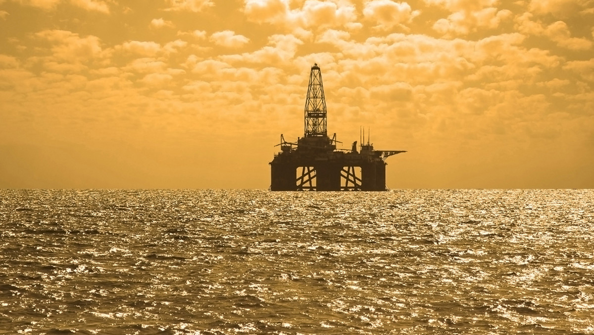 W maju wydobycie ropy w krajach OPEC spadło do rekordowych poziomów - wynika z analizy agencji Reuters. Choć Iran i kraje członkowskie OPEC z Zatoki Perskiej zwiększały wydobycie, to o spadkach zdecydowały przestoje w wydobyciu spowodowane m.in. atakami na nigeryjski sektor naftowy.