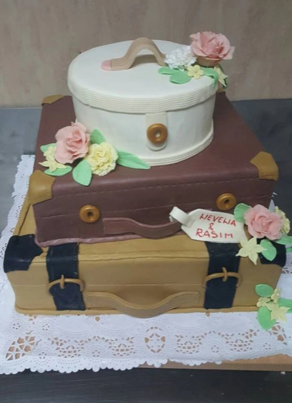 Venčanje i mladenačka torta su propraćeni folklornim ansamblom i višečasovnim izvođenjem trubačkog orkestra