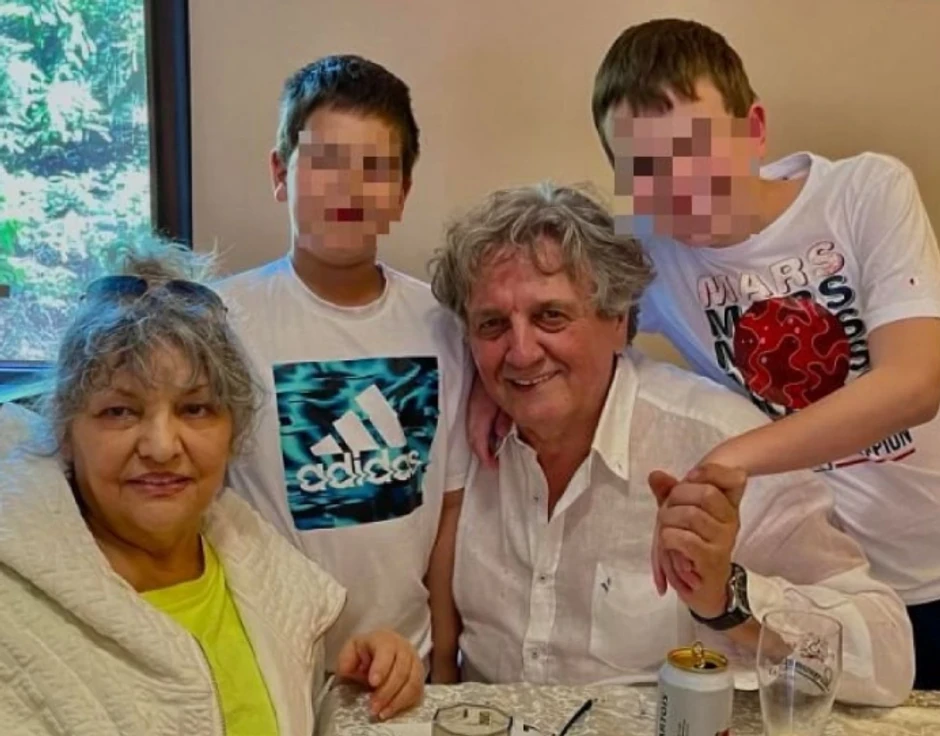 Radoš Bajić sa suprugom i unucima