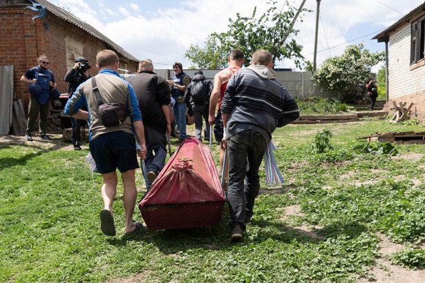 Wolontariusze podczas ekshumacji grobu mieszkańca wsi Koropowo, pochowanego na podwórku własnego domu