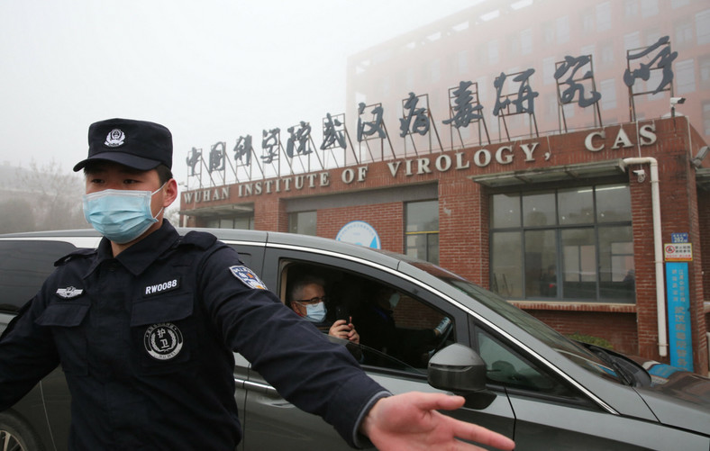 Milicja ochrania wejście do laboratorium w Wuhan