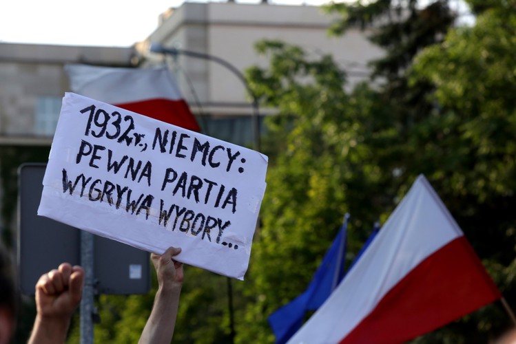 Transparenty protestujących