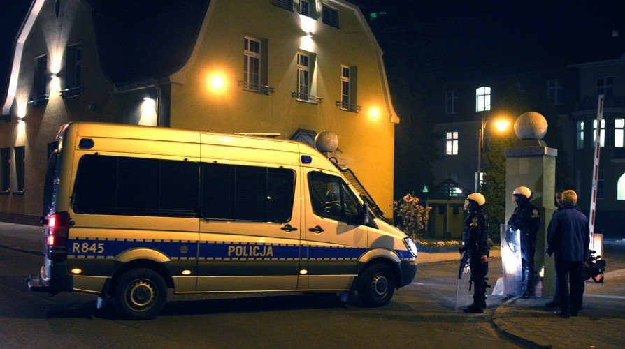 KNURÓW: NOCNE STARCIA Z POLICJĄ PRZED SZPITALEM, W KTÓRYM ZMARŁ KIBIC