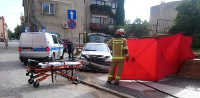 Potworny wypadek w Brzegu. Auto osobowe uderzyło w ścianę kościoła