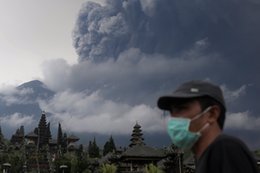 Flights canceled, tens of thousands evacuated after massive Bali volcano erupts