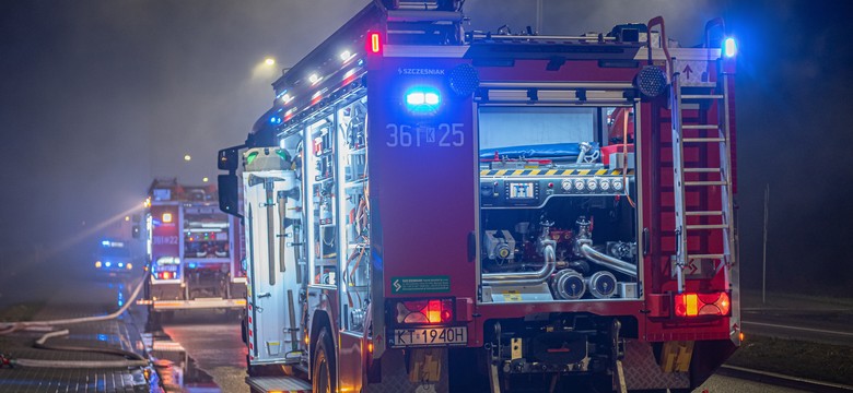 Wielki pożar w zakładzie obróbki opon. RCB wydało alert ws. zadymienia