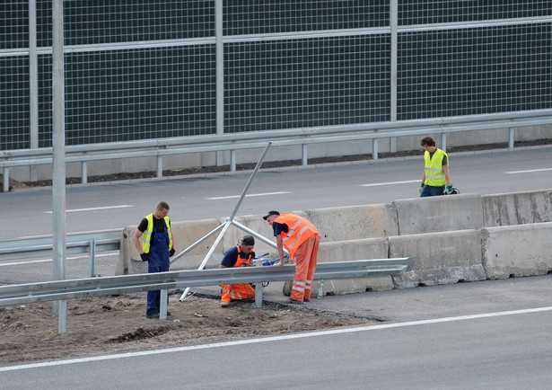 Na odcinku Czerniewice-Brzezie, w ocenie GDDKiA, wykonawca ułożył zaledwie 400 m warstwy podbudowy bitumicznej, a to jedynie 16 proc. tego, co deklarował.