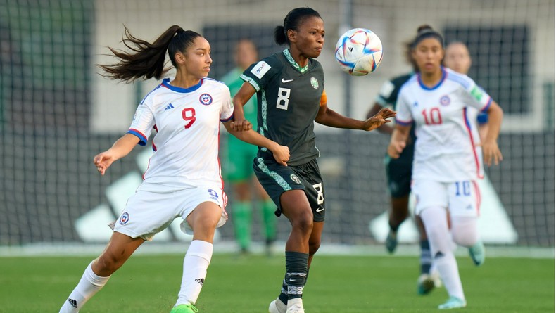 Besola Musako le cruza un balón de Amina Bello para el segundo equipo de los Flamingos