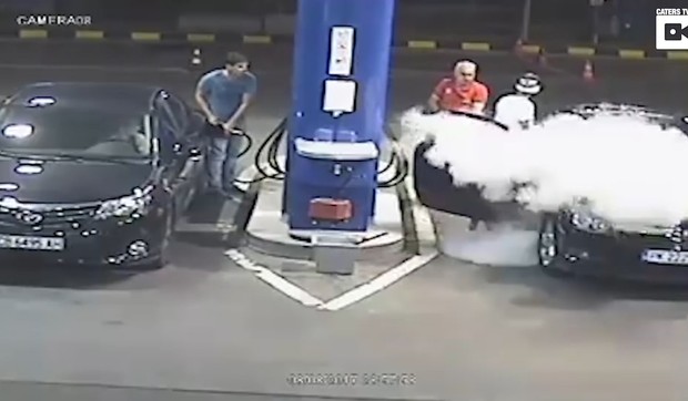 YT_radnik_na_pumpi_gasi_cigaretu_pp_aparatom_vesti_blic_safe
