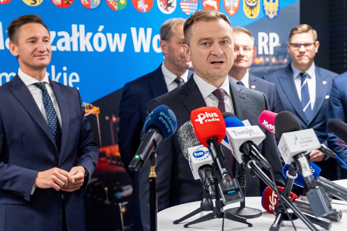 Minister sportu i turystyki Sławomir Nitras (C) i marszałek województwa zachodniopomorskiego Olgierd Geblowicz (L) podczas konferencji prasowej w siedzibie Urzędu Marszałkowskiego w Szczecinie