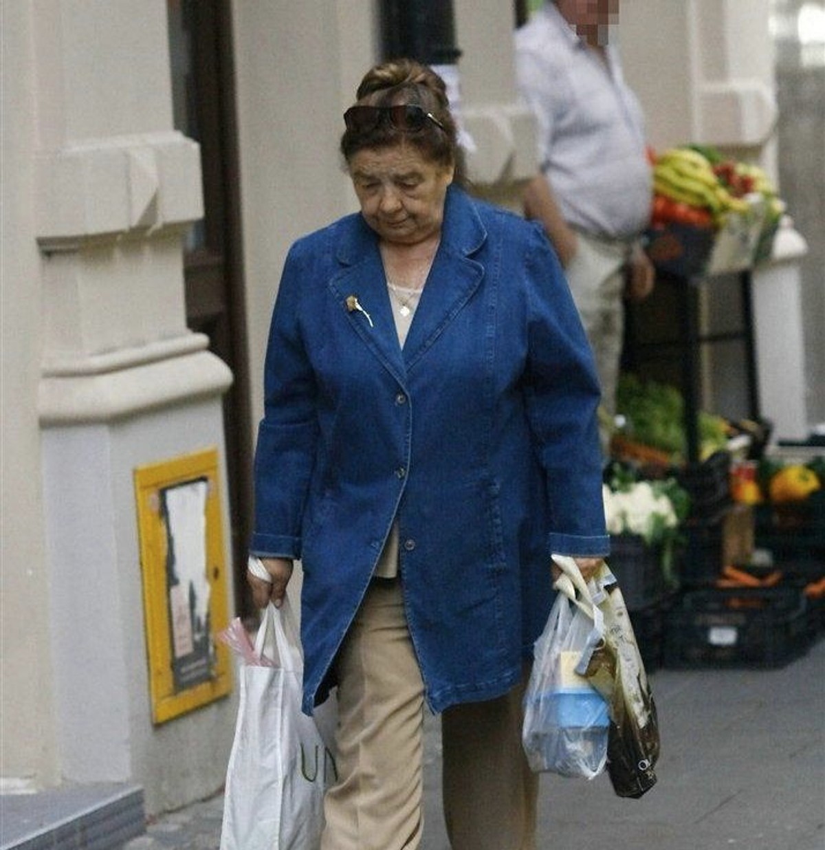Gwiazda serialu sama targa ciężkie siaty z zakupami